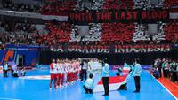 Para pemain Timnas Futsal Indonesia menyanyikan lagu kebangsaan Indonesia dengan latar belakang koreografi dari Suporter La Grande Indonesia dalam laga final Piala Asia Futsal 2026 melawan Iran dalam laga yang berlangsung di Indonesia Arena, Senayan, Jakarta, Sabtu (07/02/2026). (Bola.com/Bagaskara Lazuardi)