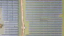 Foto udara menunjukkan panel-panel surya fotovoltaik di Wilayah Baoying, China (5/11/2020). Wilayah Baoying berupaya mengembangkan agrikultur ekologis melalui penggabungan budidaya ikan dengan pembangkit listrik tenaga surya, sebagai cara mendorong revitalisasi kawasan perdesaan. (Xinhua/Li Bo)
