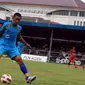 Pemain Persiraja, Erik Saputra (kiri) berebut bola dengan pemain PS Bengkulu, Taufik Siregar dalam pertandingan Divisi Utama Liga TI-Phone di Stadion Hadimurthala, Banda Aceh. (Antara)