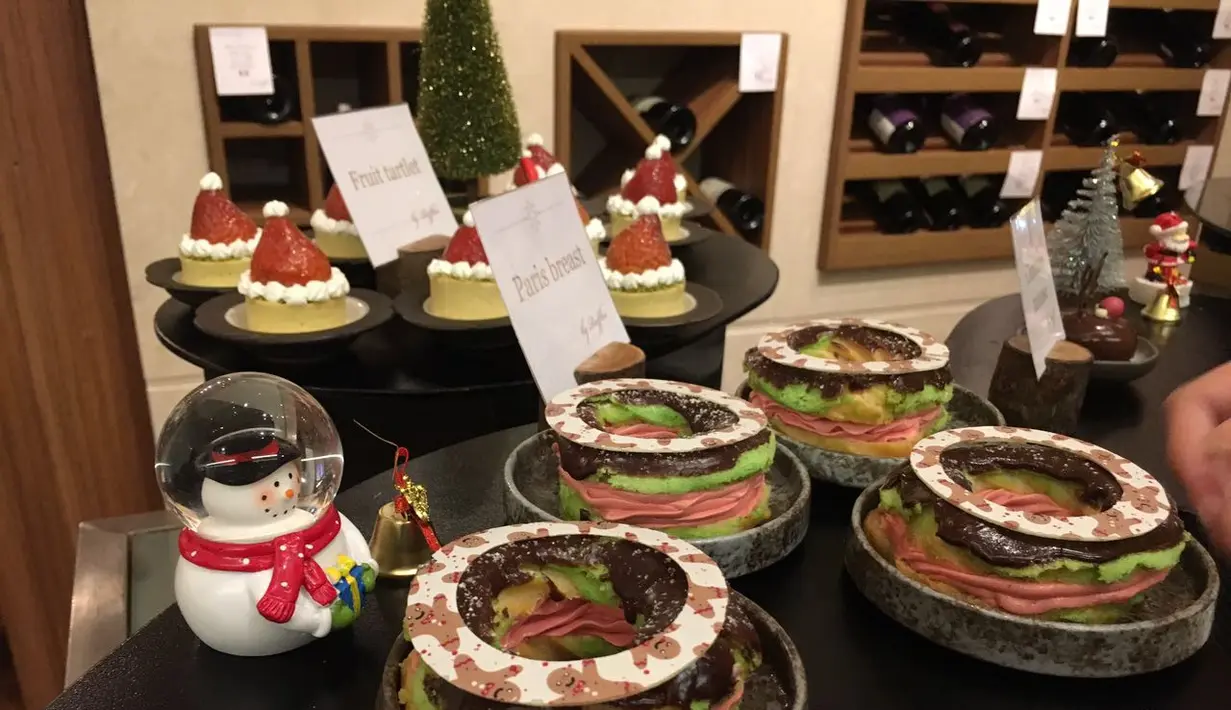 Aneka hidangan penutup bertema Natal menjadi pilihan yang unik di kemeriahan akhir tahun Raffles Hotel. (Liputan6.com/Unoviana Kartika Setia)