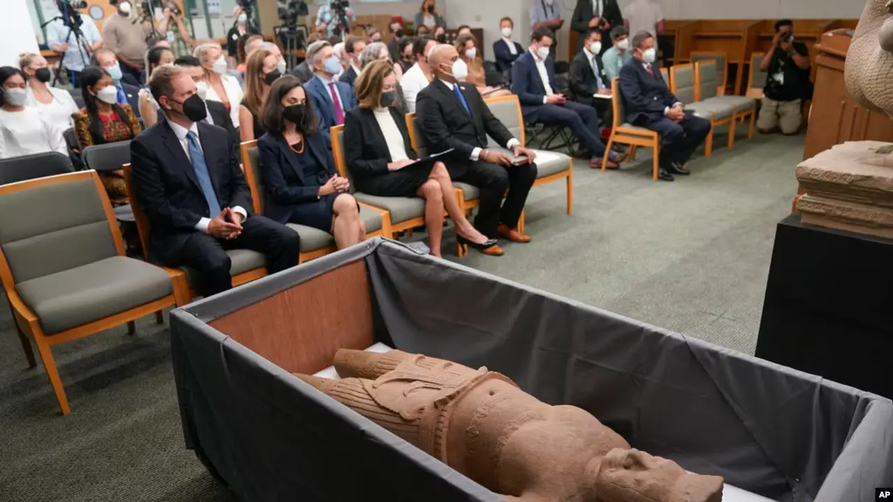 Barang antik dari Kamboja yang ditemukan oleh Kantor Kejaksaan Amerika Serikat dipajang saat konferensi pers di New York, Senin, 8 Agustus 2022. (Dok. AP)