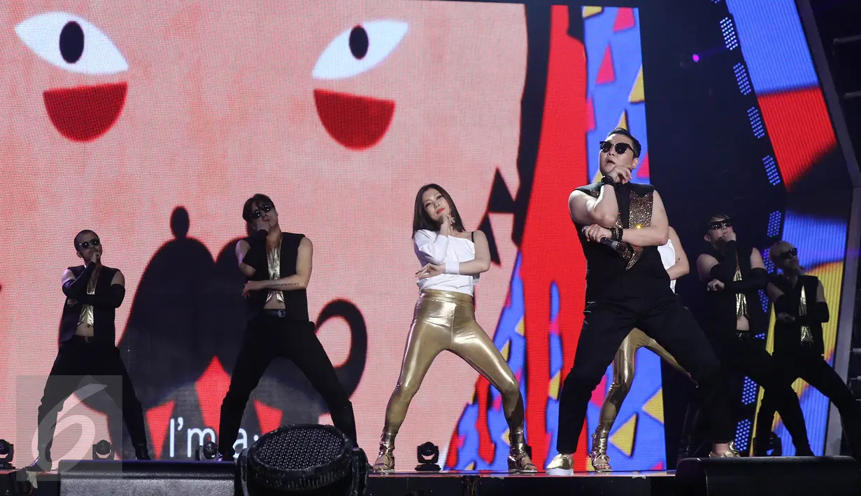 PSY bersama para dancer saat menghibur penonton dalam acara Oppo Selfie Fest di ICE Tangerang, Banten, Kamis (24/11). PSY yang berhasil membuat para penonton bergoyang saat acara tersebut. (Liputan6.com/Herman Zakharia)