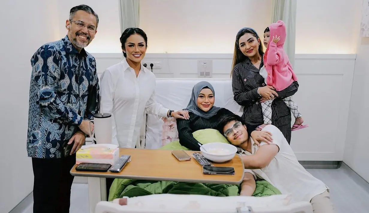 "Tapi dari jam 4.45 masuk, jam 5.30 kita udah dikabarin bayinya udah lahir," ujar Krisdayanti 
 [Instagram/attahalilintar]