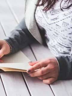 Strategi menjaga karier tetap aman dengan menyiapkan keterampilan, jaringan, dan peluang cadangan di tengah ketidakpastian kerja. (Foto: karolinagrabowska/Pixabay)