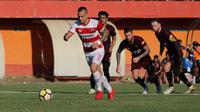 Striker Madura United, Aleksandar Rakic, tengah mengeksekusi penalti yang membawa Laskar Sape Kerap unggul 1-0 dalam babak pertama laga leg kedua semifinal Piala Indonesia 2018 di Stadion Gelora Madura, Pamekasan, Minggu (7/7/2019). (Bola.com/Aditya Wany)