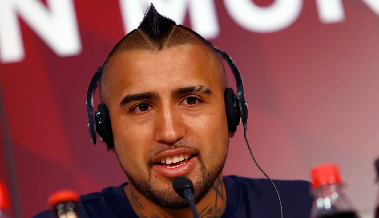 Arturo Vidal memberikan keterangan kepada awak media usai diperkenalkan klub barunya Bayern Muenchen di Allianz Arena, Muenchen, Jerman (28/7/2015). Bayern Muenchen resmi mengontrak Vidal dengan kontrak selama empat musim. (REUTERS/Michaela REHL)