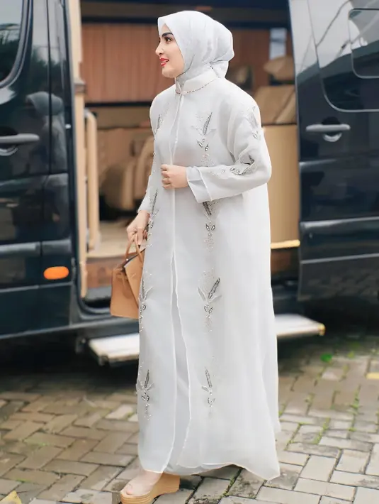 Penampilan Ashanty pada acara tasyakuran tersebut sekali lagi membuktikan bahwa ia adalah salah satu ikon fashion tanah air yang selalu tampil maksimal dan memukau di setiap kesempatan. Pilihan busana dan aksesori yang tepat tidak hanya menonjolkan keanggunannya, tetapi juga memberikan inspirasi bagi para pecinta fashion yang ingin tampil elegan dan berkelas. [@ashanty_ash].