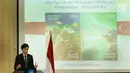 Director of Mission Singapore, Jonathan Han memberi sambutan jelang penandatanganan dan peluncuran perangko bersama di Jakarta, Kamis (7/9). Hal ini bagian dari perayaan 50 tahun hubungan Indonesia-Singapura. (Liputan6.com/Helmi Fithriansyah)