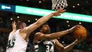 Pebasket Milwaukee Bucks, Giannis Antetokounmpo, menghindari hadangan pebasket Boston Celtics, Aron Baynes, pada laga NBA di TD Garden, Boston, Rabu (18/10/2017). Celtics kalah 100-108 dari Bucks. (AFP/Maddie Meyer)