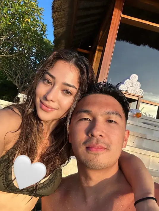 Kenakan bikini nuansa army, aksi Nikita Willy kala menyensor belahan dadanya banjir pujian dari warganet. [@nikitawilly94.]