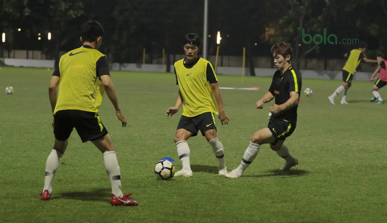Para pemain Korea Selatan U-23 berlatih umpan pendek pada sesi latihan di Lapangan ABC Senayan, Jakarta (20/6/2018). Indonesia akan melawan Korea pada laga uji coba 23 Juni 2018. (Bola.com/Nick Hanoatubun)