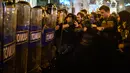 Demonstran bentrok dengan polisi anti huru hara saat aksi menuntut pengunduran diri Presiden Gjorge Ivanov di Skopje, Makedonia, Rabu (13/4). Mereka memprotes keputusan Presiden memberikan pengampunan bagi 56 politikus (Robert ATANASOVSKI/AFP)