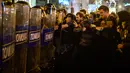 Demonstran bentrok dengan polisi anti huru hara saat aksi menuntut pengunduran diri Presiden Gjorge Ivanov di Skopje, Makedonia, Rabu (13/4). Mereka memprotes keputusan Presiden memberikan pengampunan bagi 56 politikus (Robert ATANASOVSKI/AFP)