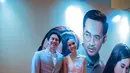 Setelah menghadiri special screening di Plaza Indonesia XXI Jakarta, Rabu (14/9/2022), Roy Sungkono menyebut Noktah Merah Perkawinan jadi tamparan keras untuk mempersiapkan mental mereka yang pengin nikah. “Kadang pernikahan memasuki fase enggak ada rasa tapi tinggal komitmen dan peduli menurut gue. Kalau komitmen dan peduli masih ada, nyambung lagi sih,” bintang film Backstage mengulas. (Foto: Dok. Oxygen Management)