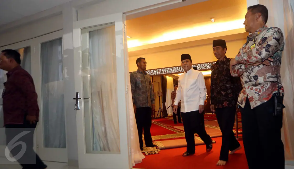 Presiden Jokowi (kedua kanan) dan Ketua DPR Setya Novanto (tengah) berjalan bersama menuju ruang acara buka puasa bersama di rumah dinas Ketua DPR di Jalan Widya Chandra III Nomor 10, Jakarta, Selasa (23/6). (Liputan6.com/Faizal Fanani) 