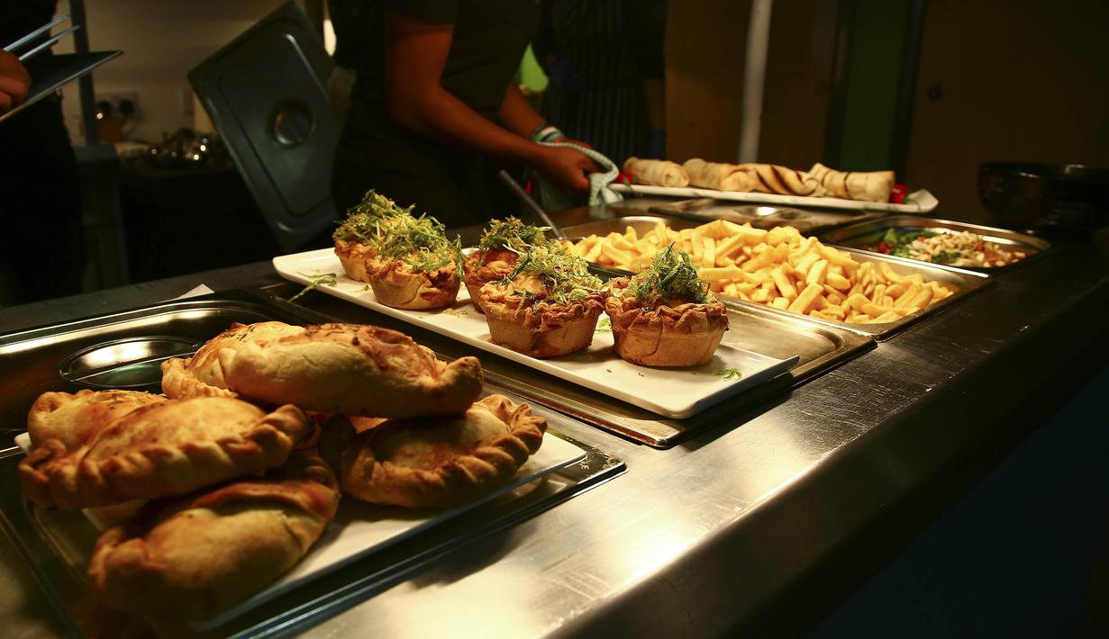 Makanan organik untuk suporter Forest Green Rovers sebelum laga Piala Liga melawan MK Dons di Stadion New Lawn, Nailsworth, Selasa (8/8/2017). FGB merupakan klub sepak bola yang mengedepankan hidup sehat dan ramah lingkungan. (AFP/Geoff Caddick)