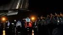 Dua jenazah korban pesawat AirAsia QZ-8501 tiba di Lanud TNI AL Juanda, Surabaya, Kamis malam (1/1/2015). Beberapa anggota TNI bersiaga mengamankan proses pemindahan jenazah korban. (Liputan6.com/Johan Tallo)