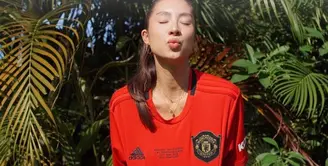 Jennifer Bachdim pamer fotonya dirinya mengenakan jersey merah lengan pendek milik tim favoritnya Manchester United. Foto: Instagram.