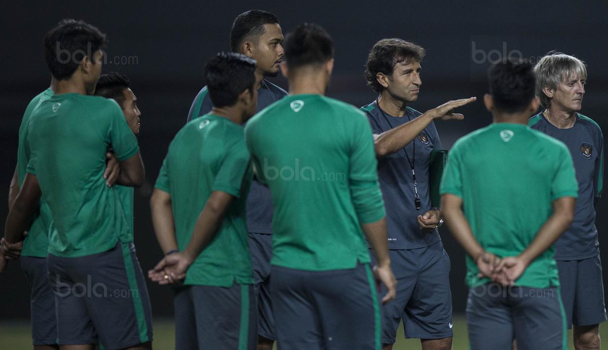 Pelatih Timnas Indonesia, Luis Milla, memberikan instruksi saat latihan di Stadion Patriot, Bekasi, Senin (2/10/2017). Latihan ini merupakan persiapan jelang laga persahabatan melawan Kamboja. (Bola.com/Vitalis Yogi Trisna)