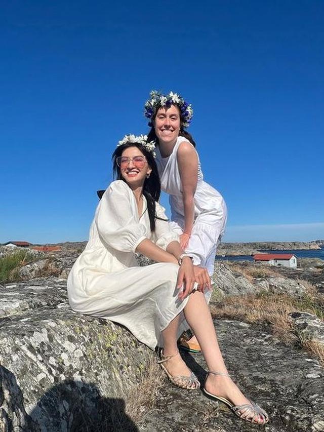 7 Potret Seru Raline Shah Rayakan Festival Midsommar di Swedia Ini Tampil Menawan