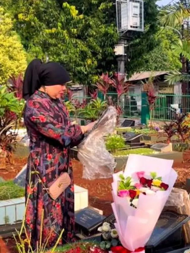 Mengenang Satu Tahun, Ini 6 Momen Haji Faisal Ziarah ke Makam Vanessa dan Bibi Ardiansyah