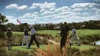 Donald Trump (bertopi putih dan berkaos putih) tengah bermain golf bersama dengan PM Jepang Shinzo Abe (Twitter/@realDonaldTrump)