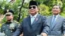 Presiden Prabowo Subianto (tengah) bersama Menteri Pertahanan (Menhan) Sjafrie Sjamsoeddin (kanan) dan Panglima TNI Jenderal Agus Subiyanto usai melaksanakan upacara acara serah terima jabatan di Gedung Kementerian Pertahanan, Jakarta, Selasa (22/10/2024). (Liputan6.com/Herman Zakharia)