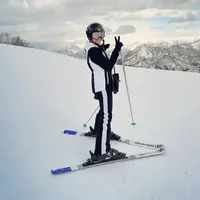 Dian Sastro tampil stylish dengan outfit ski monokromatik hitam dan putih[@therealdisastr]