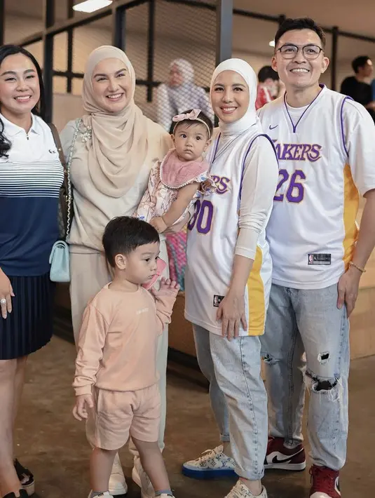 Tanpa suami, Irish Bella hadir dengan kedua anaknya. Ia mengenakan pakaian serba nude. credit: Instagram (@tya_ariestya)