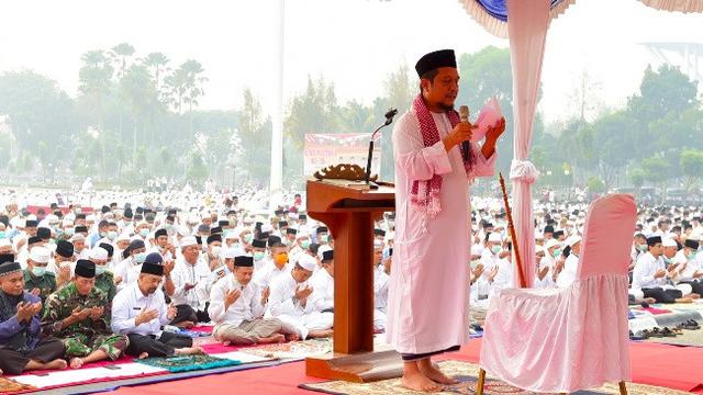 Khatib Salat Istisqa berdoa agar hujan turun di Riau untuk menghilangkan kabut asap hasil Karhutla.