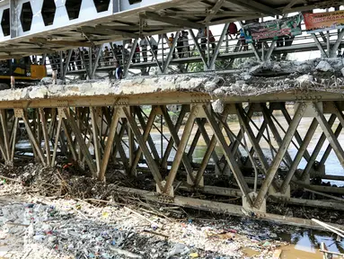 Pemprov DKI Jakarta mulai membongkar Jembatan Rawajati, Kalibata, Jakarta, Minggu (6/3/2016). Pasalnya, keberadaan jembatan tersebut menyebabkan pemukiman warga di sekitar Kali Ciliwung sering terendam banjir. (Liputan6.com/Yoppy Renato)