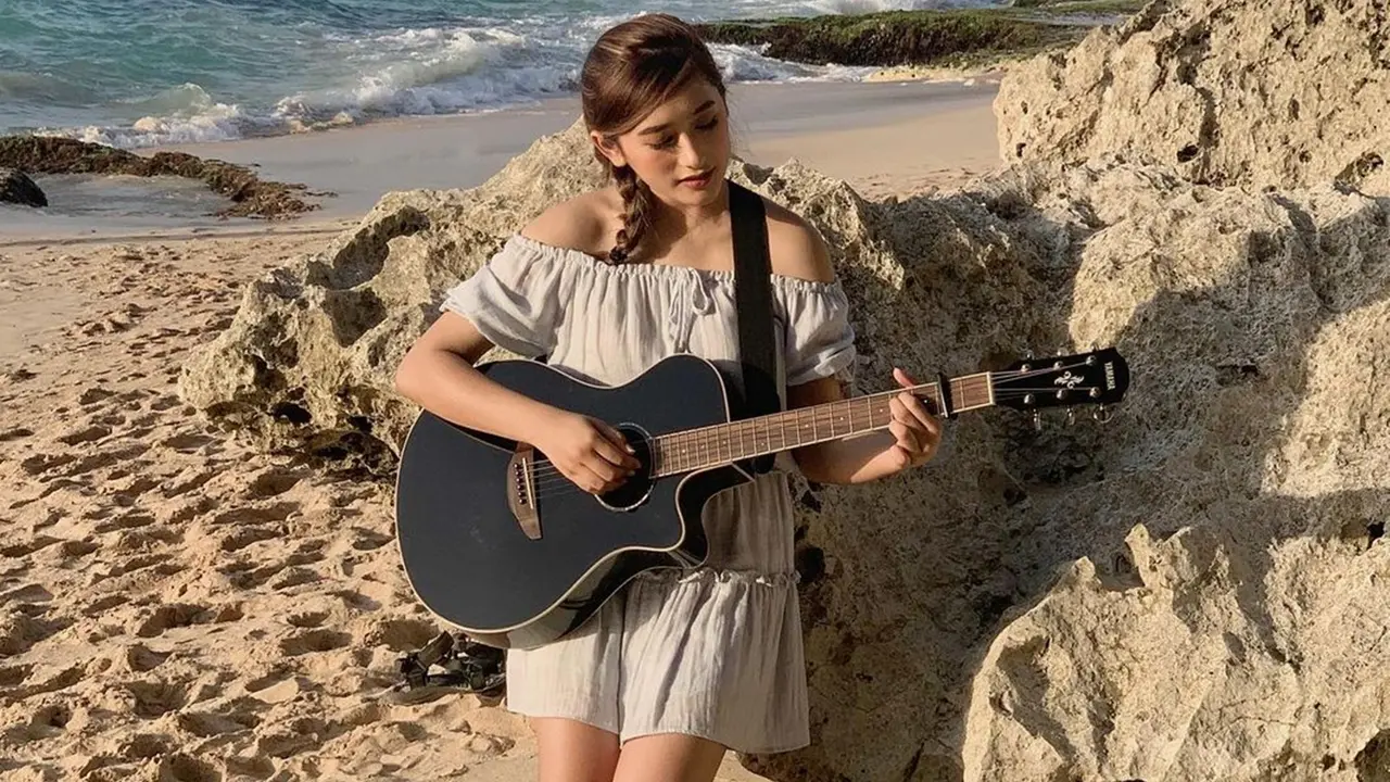 FOTO: Gaya Amanda Caesa saat Pakai Simple Dress, Menawan