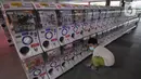 Seorang anak memilih mainan di toko mainan terbesar di Indonesia Multi Toys di QBIG, Seprong, Tangerang Selatan, Banten, kKamis (25/11/2021). Di masa pandemi dan paska pandemi, penjualan mainan meningkat signifikan. (merdeka.com/Arie Basuki)
