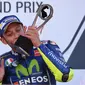 Momen saat pembalap Movistar Yamaha, Valentino Rossi naik podium ketiga MotoGP Inggris 2017 di Sirkuit Silverstone, Minggu (27/8/2017). (AP Photo/Rui Vieira)