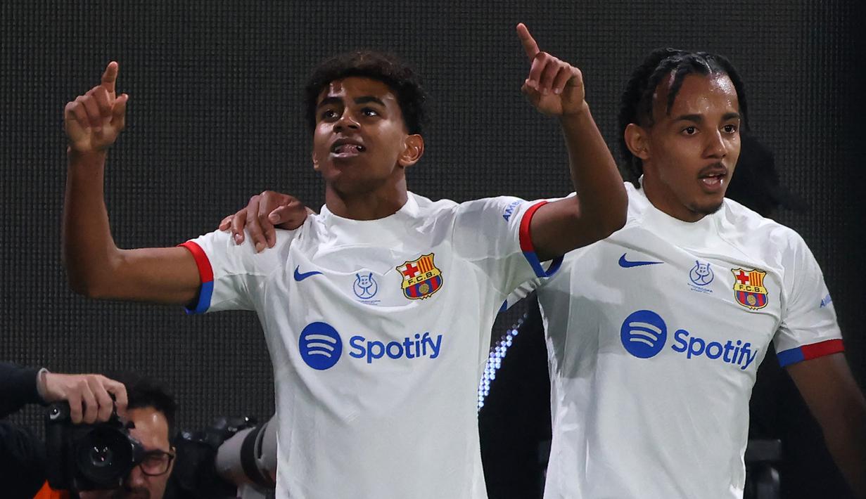 Pemain Barcelona, Lamine Yamal (kiri) melakukan selebrasi setelah mencetak gol kemenangan timnya ke gawang Osasuna pada babak semifinal Piala Super Spanyol di Stadion Al-Awwal, Riyadh, Arab Saudi, Kamis (11/01/2024). (AFP/Fayez Nureldine)