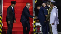 Kedatangan Perdana Menteri Australia Anthony Albanese disambut Menteri Koordinator bidang Perekonomian Airlangga Hartarto dan Menteri Luar Negeri Sugiono. (YASUYOSHI CHIBA/AFP)