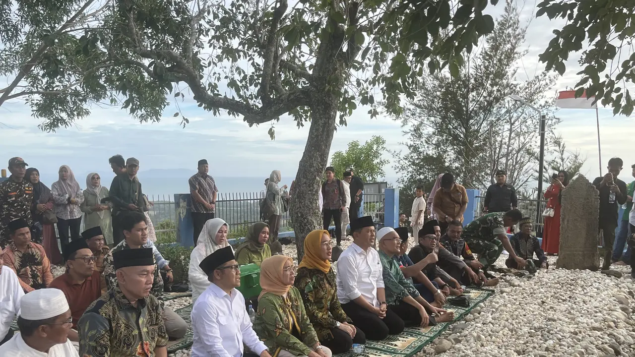 Menteri Koordinator Pemberdayaan Masyarakat (Menko PM) Muhaimin Iskandar alias Cak Imin di Barus, tempat dimana Syekh Mahmud Bin Abdurrahman Bin Muadz Bin Jabal dimakamkan (Liputan6.com/Muhammad Radityo Priyasmoro).