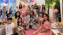 Ayu Dewi memilih mini dress pink pastel dengan detail lengan puffy dan aksen pita hitam yang memberi sentuhan playful dan feminin. Gayanya yang enerjik dan ceria selalu berhasil mencuri perhatian di setiap kesempatan. [@rieta_amilia/@syahnazs/@aaliyah.massaid].
