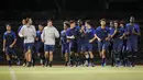 Sejumlah pemain Timnas Prancis U-17 melakukan pemanasan saat latihan di bawah hujan jelang laga final Piala Dunia U-17 2023 melawan Timnas Jerman U-17 di Stadion Sriwedari, Solo, Jawa Tengah, Kamis (30/11/2023). (Bola.com/Bagaskara Lazuardi)