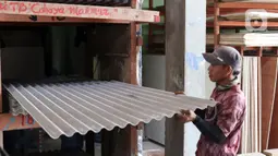 Pekerja merapikan asbes di toko bangunan Cahaya Makmur, Depok, Jawa Barat, Kamis (15/9/2022). Harga bahan bangunan mengalami kenaikan terkait kenaikan harga bahan bakar minyak (BBM) bersubsidi. (Liputan6.com/Herman Zakharia)