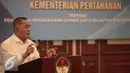 Menteri Pertahanan Ryamizard Ryacudu memberikan paparan saat penandatanganan naskah kesepakatan bersama di Jakarta, Selasa (10/5). Penandatangan tersebut untuk pengawasan sumber daya Kelautan dan perikanan. (Liputan6.com/Faizal Fanani)