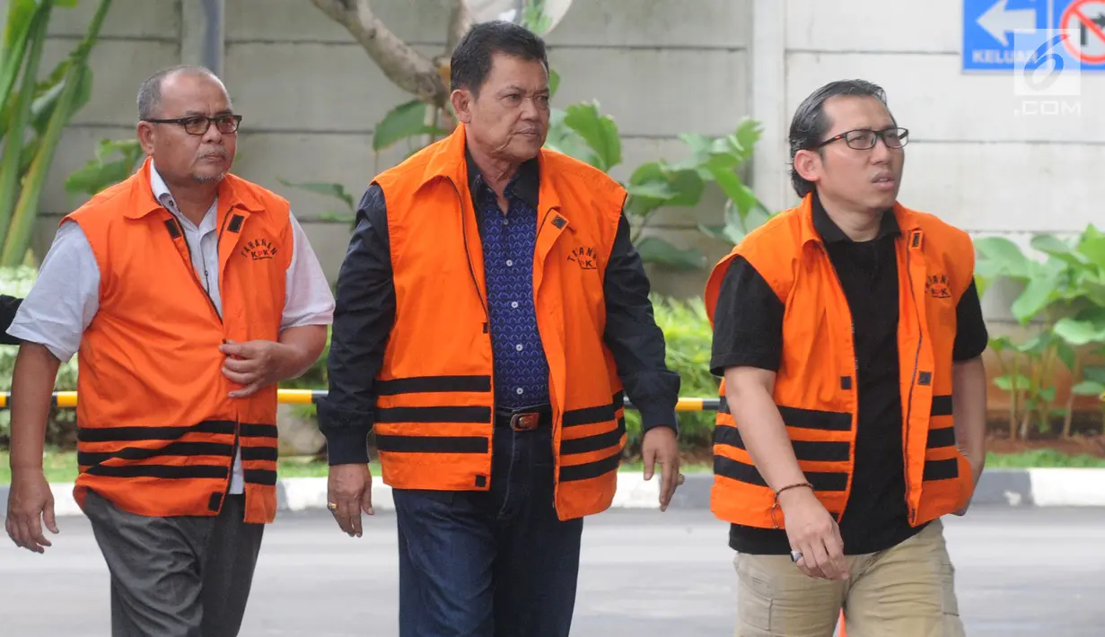Tersangka korupsi Sekda Kota Dumai Muhammad Nasir (kiri), Wali Kota Pasuruan Setiyono (tengah) dan Kasi Permukiman Kemenkeu Yaya Purnomo tiba di Gedung KPK, Jakarta, Jumat (21/12). Ketiganya diperiksa untuk melengkapai berkas. (Merdeka.com/Dwi Narwoko)