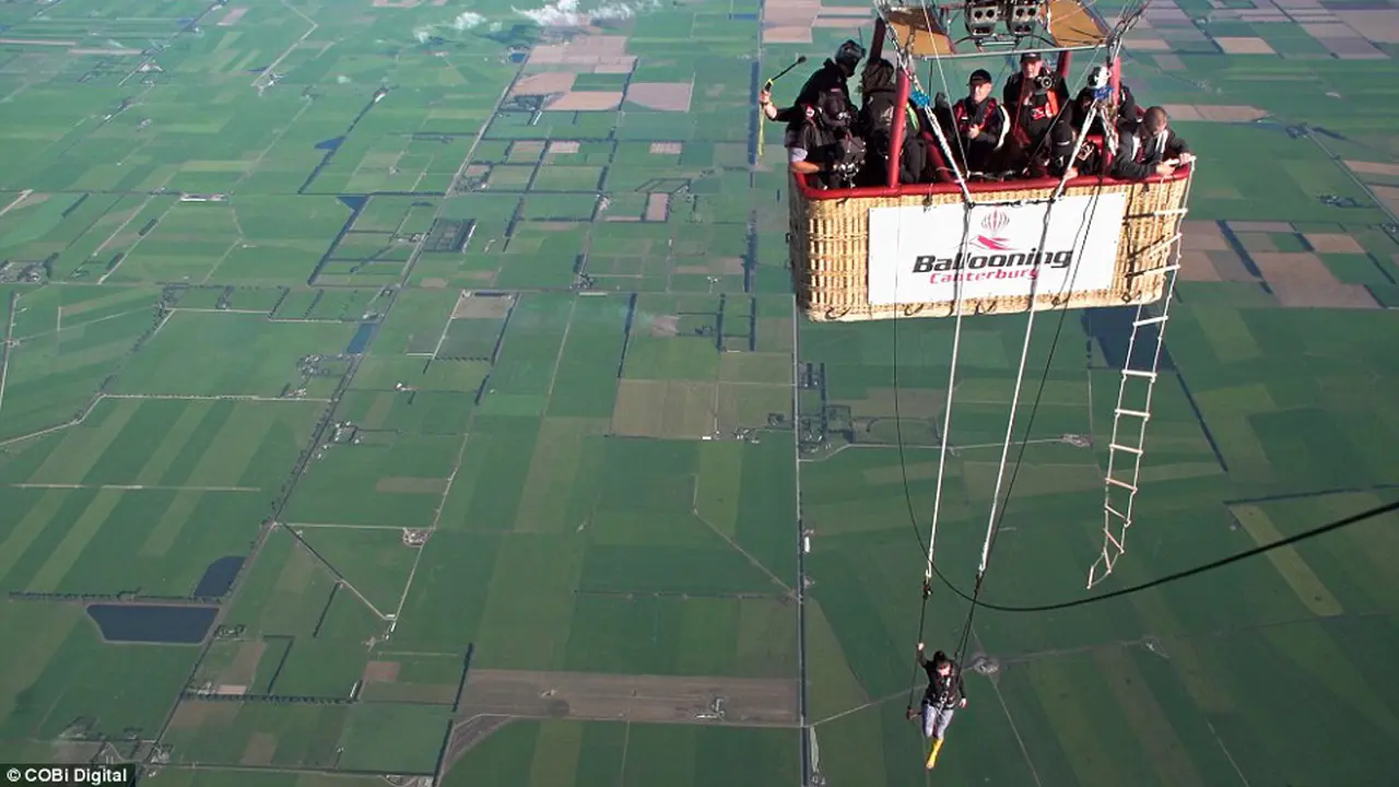Rekstok Gantung Tertinggi Dipecahkan dari Balon Udara-01
