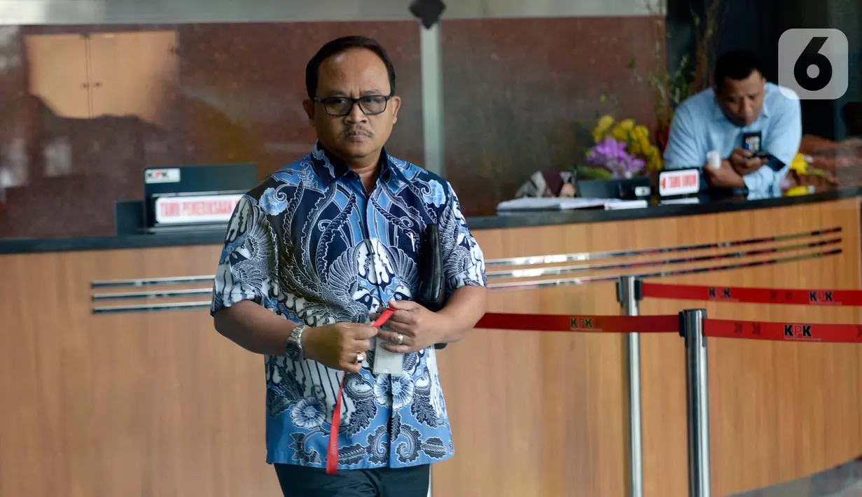 Direktur Utama PT Waskita Beton Precast Jarot Subana tiba di Gedung KPK, Jakarta, Kamis (6/2/2020). Jarot diperiksa untuk tersangka mantan Kepala Divisi II PT Waskita Karya Fathor Rachman dalam kasus dugaan korupsi pengerjaan subkontraktor 14 proyek fiktif. (merdeka.com/Dwi Narwoko)
