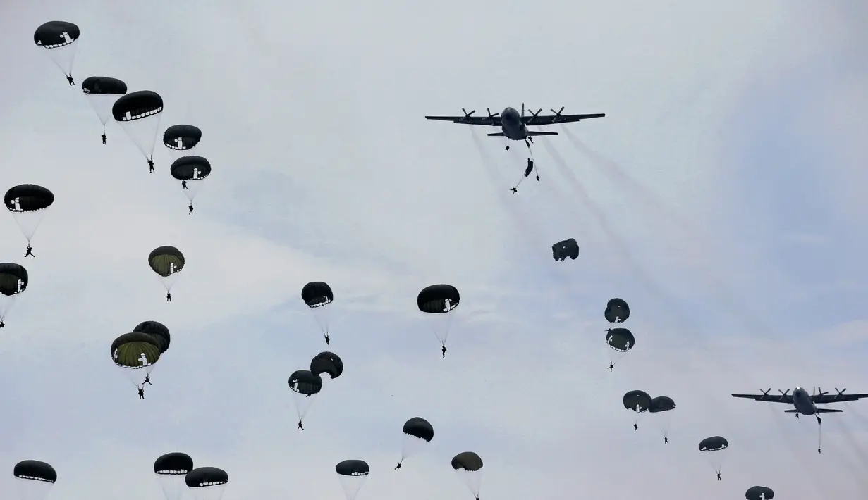 Aksi prajurit Paskhas TNI AU melakukan penerjunan statis dan dinamis dari pesawat Hercules C-130 dalam Latihan Tempur Angkasa Yudha 2016 di Natuna, Kepulauan Riau, Kamis (6/10). (REUTERS/Beawiharta)