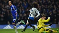 Gelandang Chelsea, Pedro, melakukan selebrasi usai mencetak gol ke gawang Newcastle United, pada laga lanjutan Premier League, di Stamford Bridge, Sabtu (13/1/2016). (AFP/Ben Stansall)