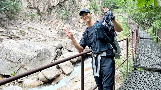 Potret Energik Kim Soo Hyun saat Hiking, Proporsi Tubuhnya Curi Perhatian