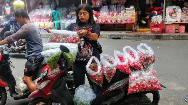 Berkah Pedagang Bunga Tabur Mendekati Bulan Ramadhan