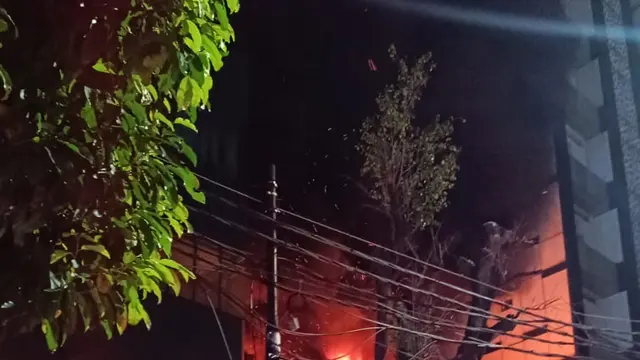 Kebakaran hebat menimpa sebuah ruko di kawasan Jakarta Selatan, Kamis malam (18/4/2024). (Merdeka.com/Rahmat Baihaqi)