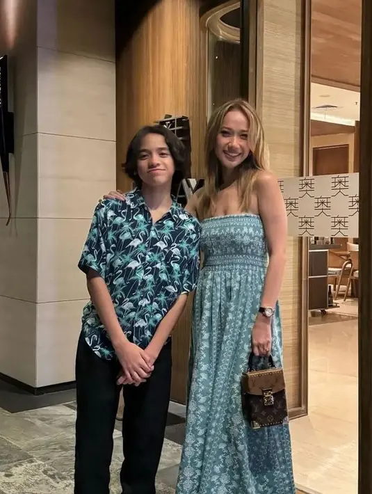 Bersama Noah, BCL mengenakan dress sleeveless warna biru bermotif. Ia pun membawa tas model kotak dadi Louis Vuitton.  [@itsmebcl]